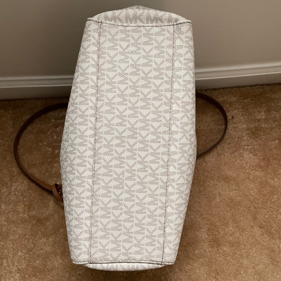 MK Purse with an Steve Madden Pouch - Picture 2 of 6